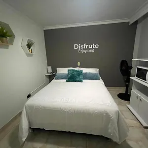 Nuevo Y Comodo Alojamiento Laureles, Habitación Privada Habitación en casa particular