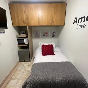 Lindo Y Nuevo Alojamiento Laureles, Habitación Privada Habitación en casa particular